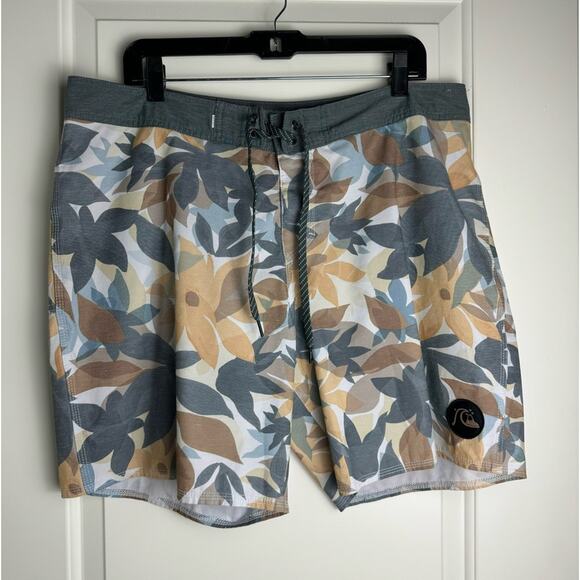 Quicksilver Highline Swim Shorts Grey Beige Floral Leaf Men’s 36 - Picture 1 of 10